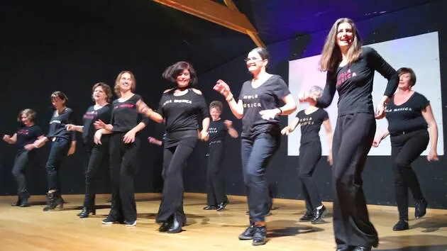 Matha Pommier et ses élèves de Hola Musica qui dansents au spectacle de fin d'année des familles rurales